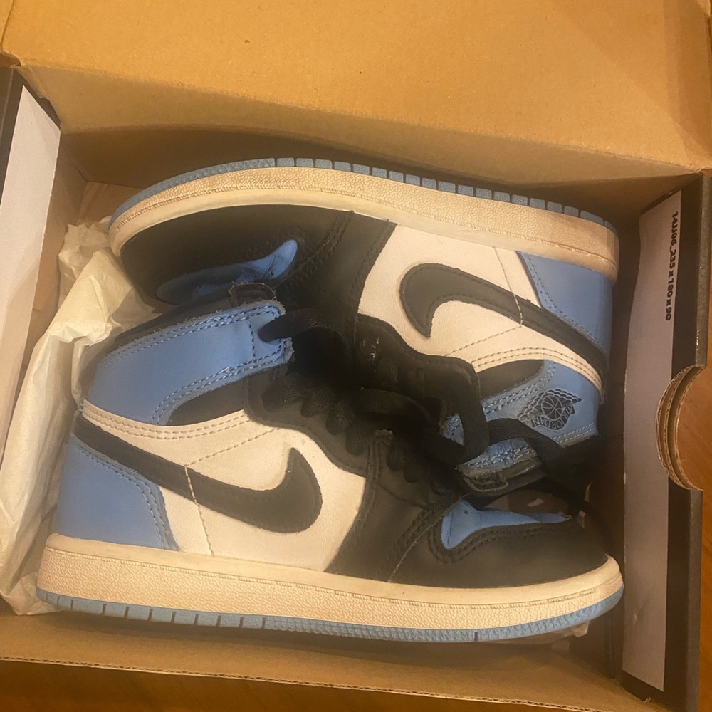 Jordan 1 Retro High OG in University Blue and Black